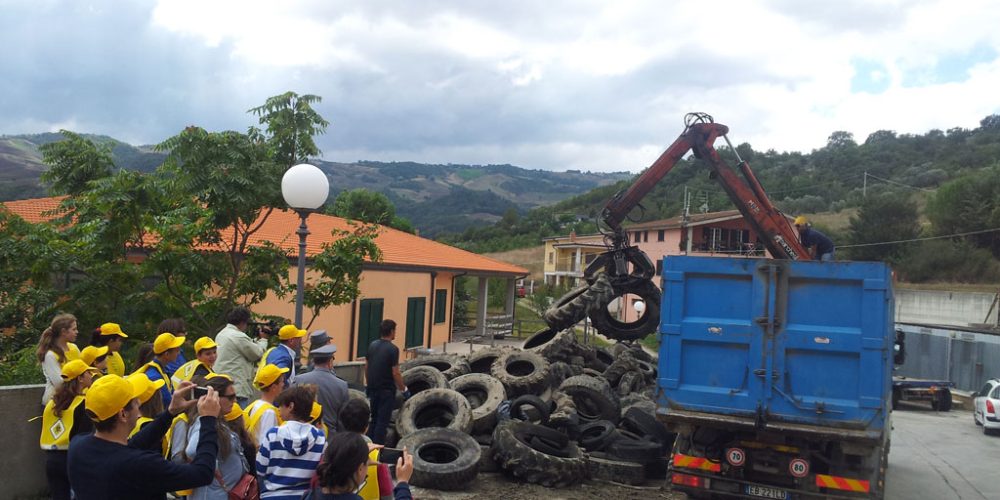 Grazie a Legambiente ed EcoTyre, il Comune di Tufara si libera di quasi 10.000 kg di pneumatici fuori uso